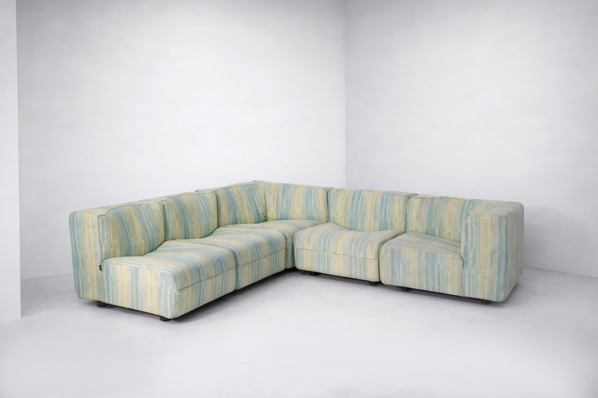 Divano Arflex, etichetta