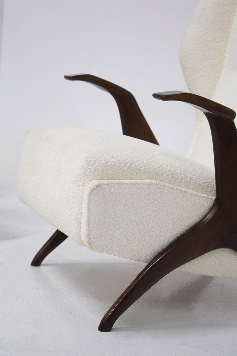 Poltrone italiane in bouclè bianco e legno scultura