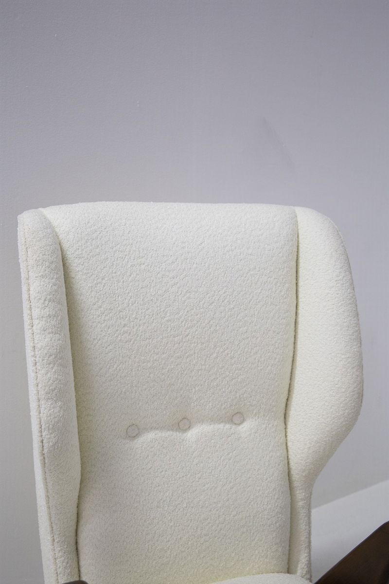 Poltrone italiane in bouclè bianco e legno scultura