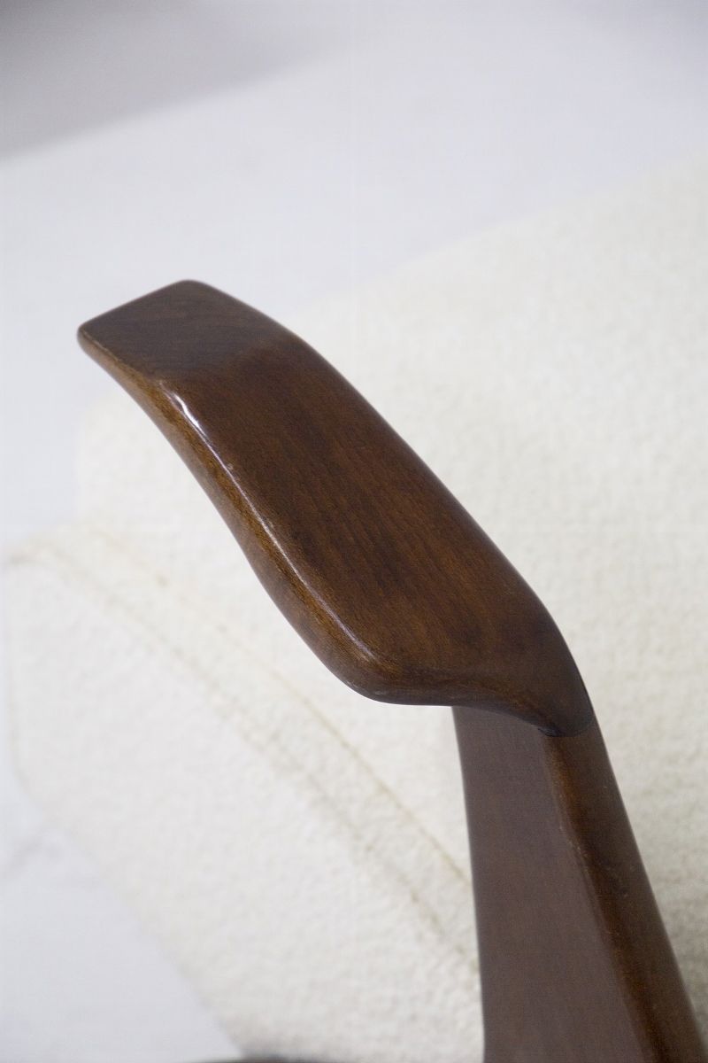Poltrone italiane in bouclè bianco e legno scultura