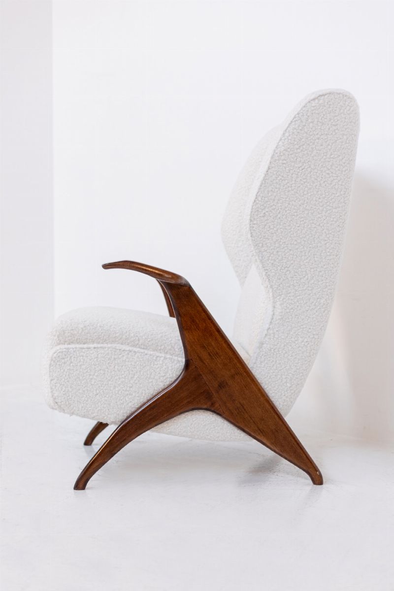 Poltrone italiane in bouclè bianco e legno scultura