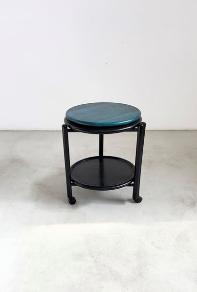 Tavolino in Legno Laccato con Ruote.