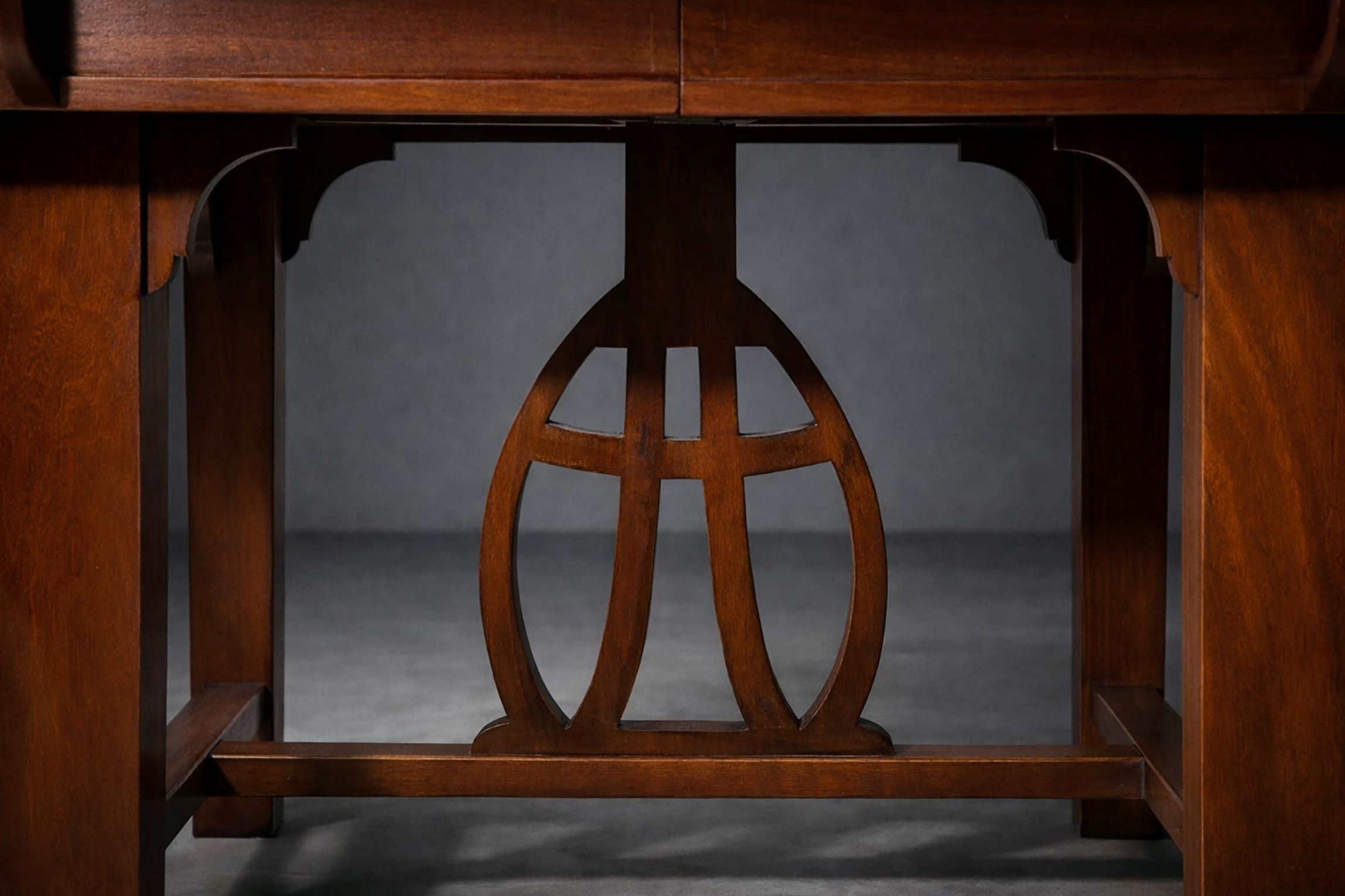 Manifattura Italiana - Tavolo da pranzo Art Nouveau in noce con ornamenti floreali