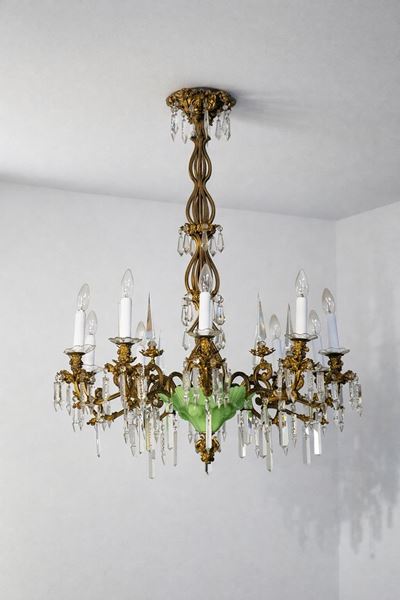 Lampadario barocco in bronzo dorato con elementi in vetro verde e cristallo