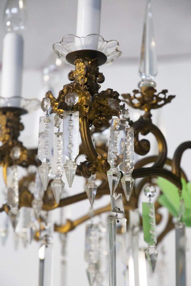 Manifattura Italiana - Lampadario barocco in bronzo dorato con elementi in vetro verde e cristall...