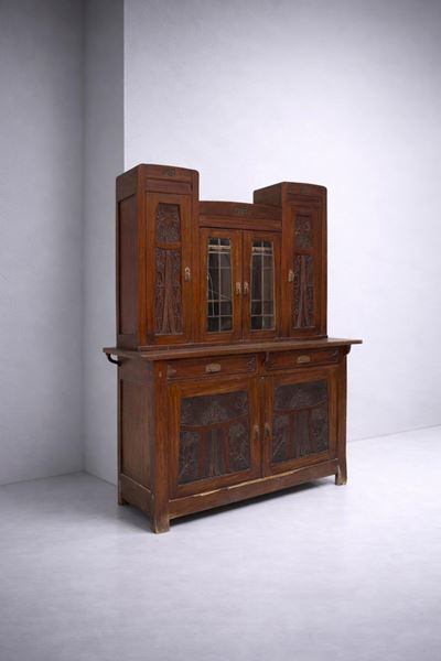 Credenza alta in stile Art Nouveau con ante in vetro