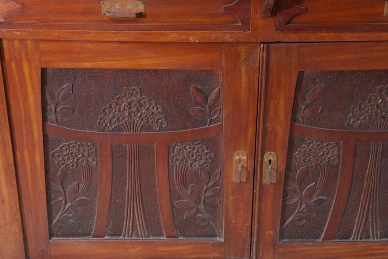 Manifattura Italiana - Credenza alta in stile Art Nouveau con ante in vetro