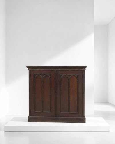Antico armadio gotico alto della Regina d’Olanda in legno