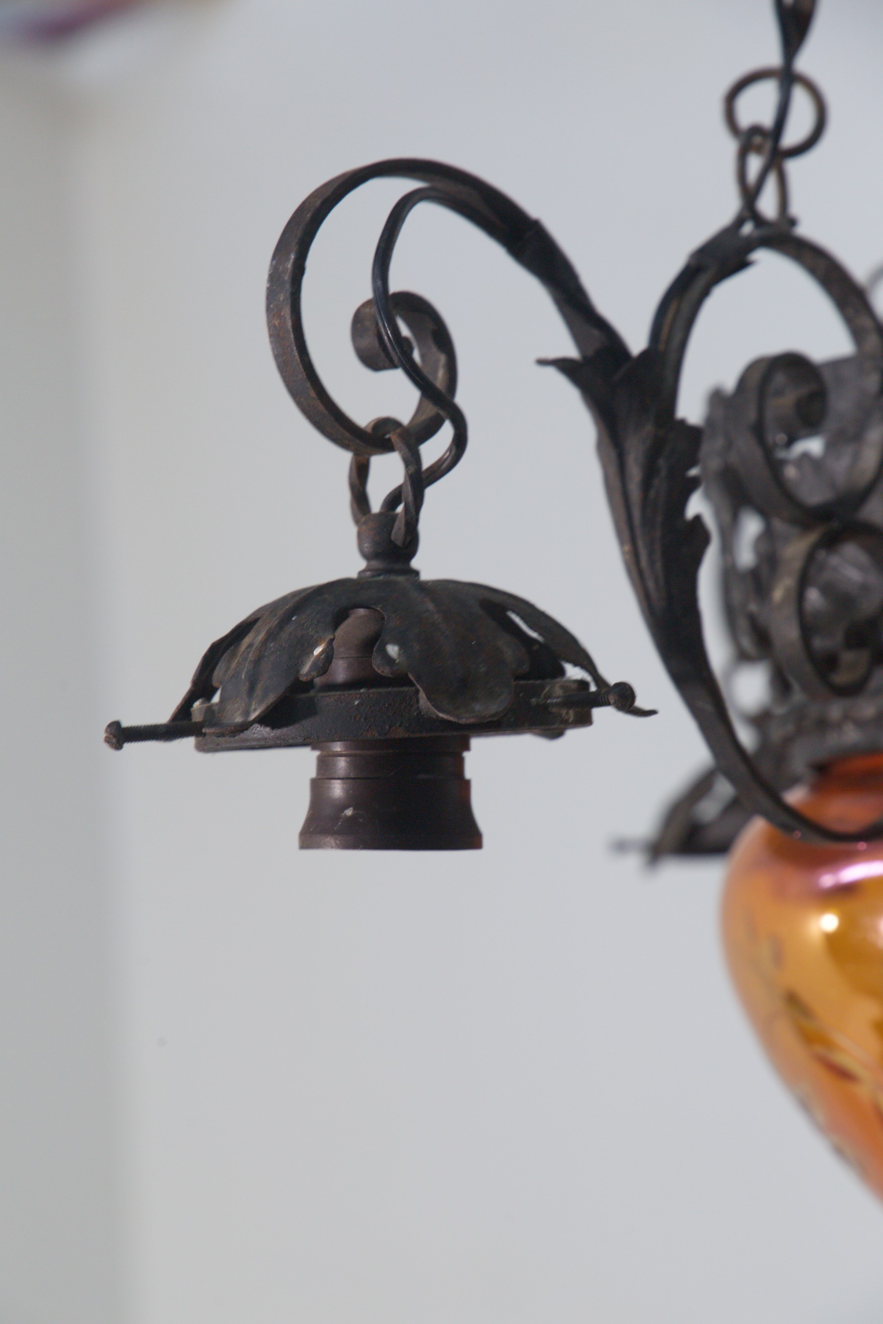 Manifattura Italiana - Lampadario Art Nouveau in ferro e vetro con copri-luce in vetro rosa-aranc...