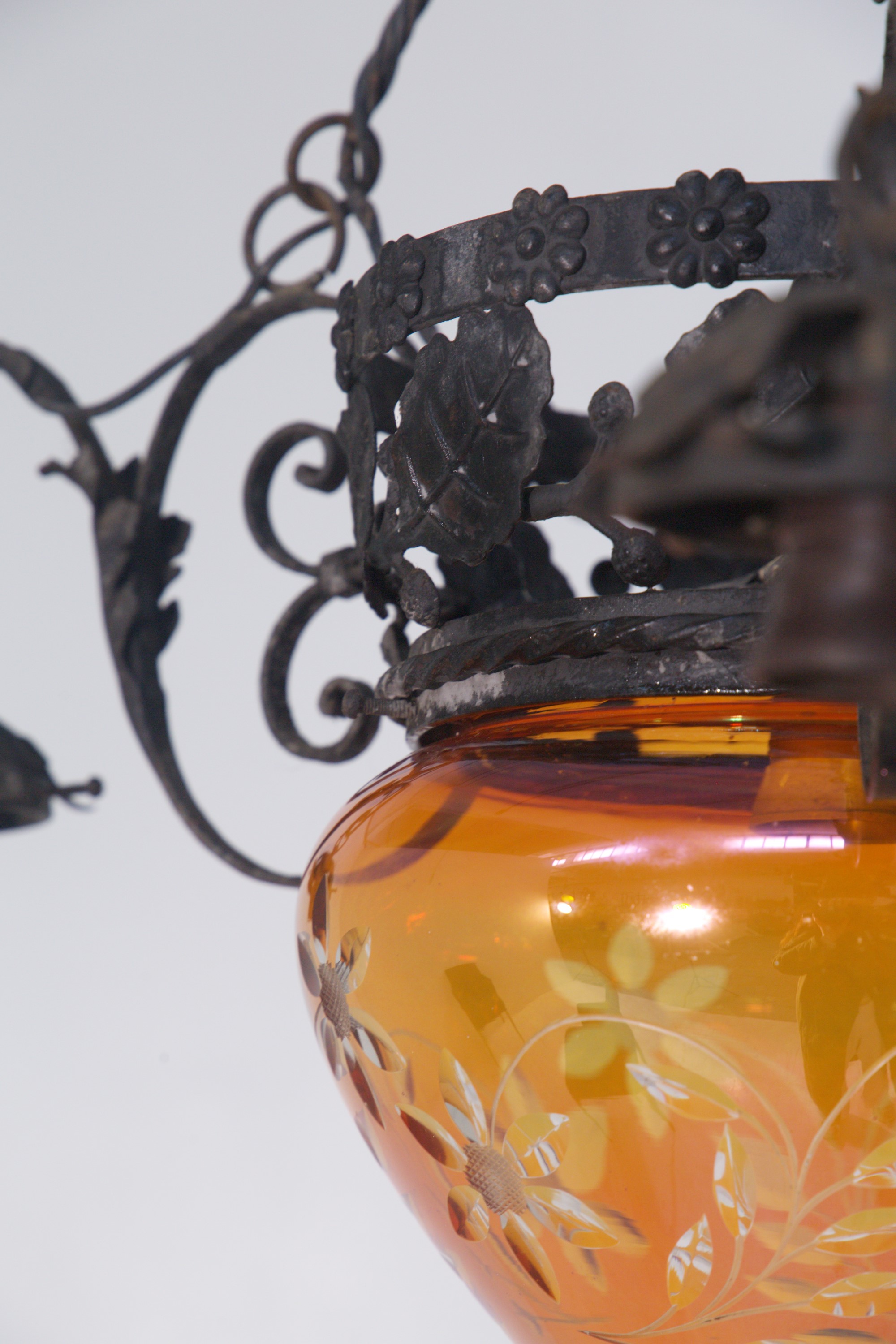 Manifattura Italiana - Lampadario Art Nouveau in ferro e vetro con copri-luce in vetro rosa-aranc...