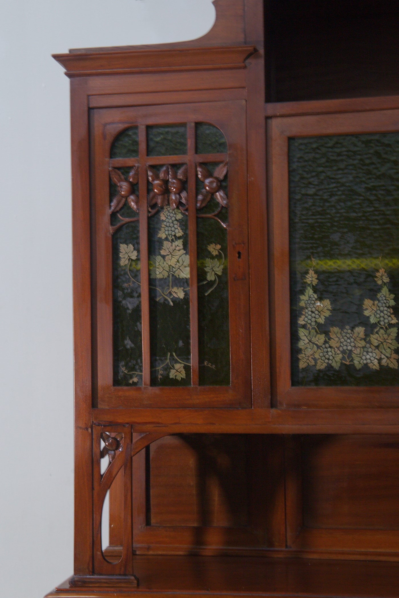 Manifattura Italiana - Credenza alta in stile Art Nouveau, legno, vetro e ottone