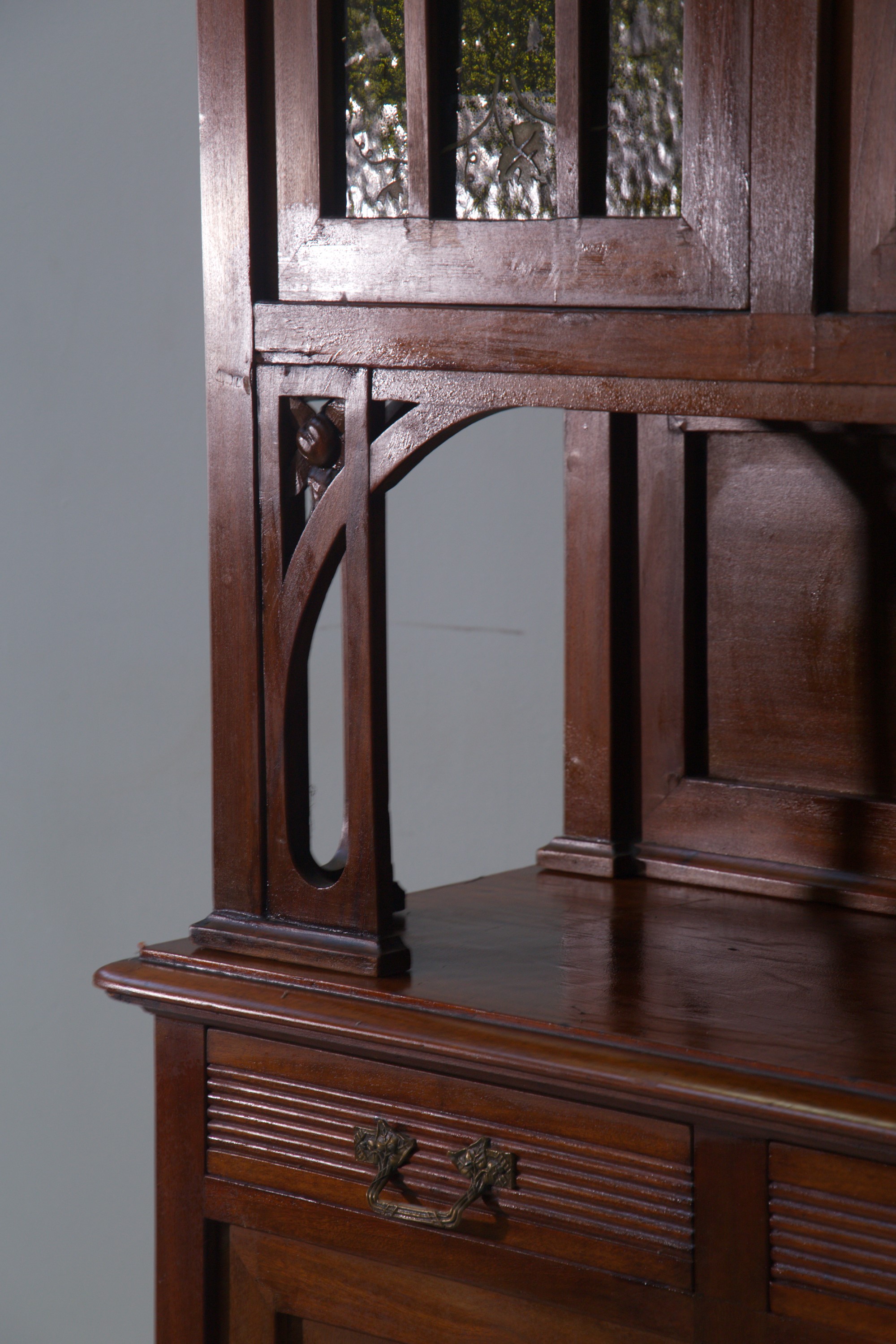 Manifattura Italiana - Credenza alta in stile Art Nouveau, legno, vetro e ottone