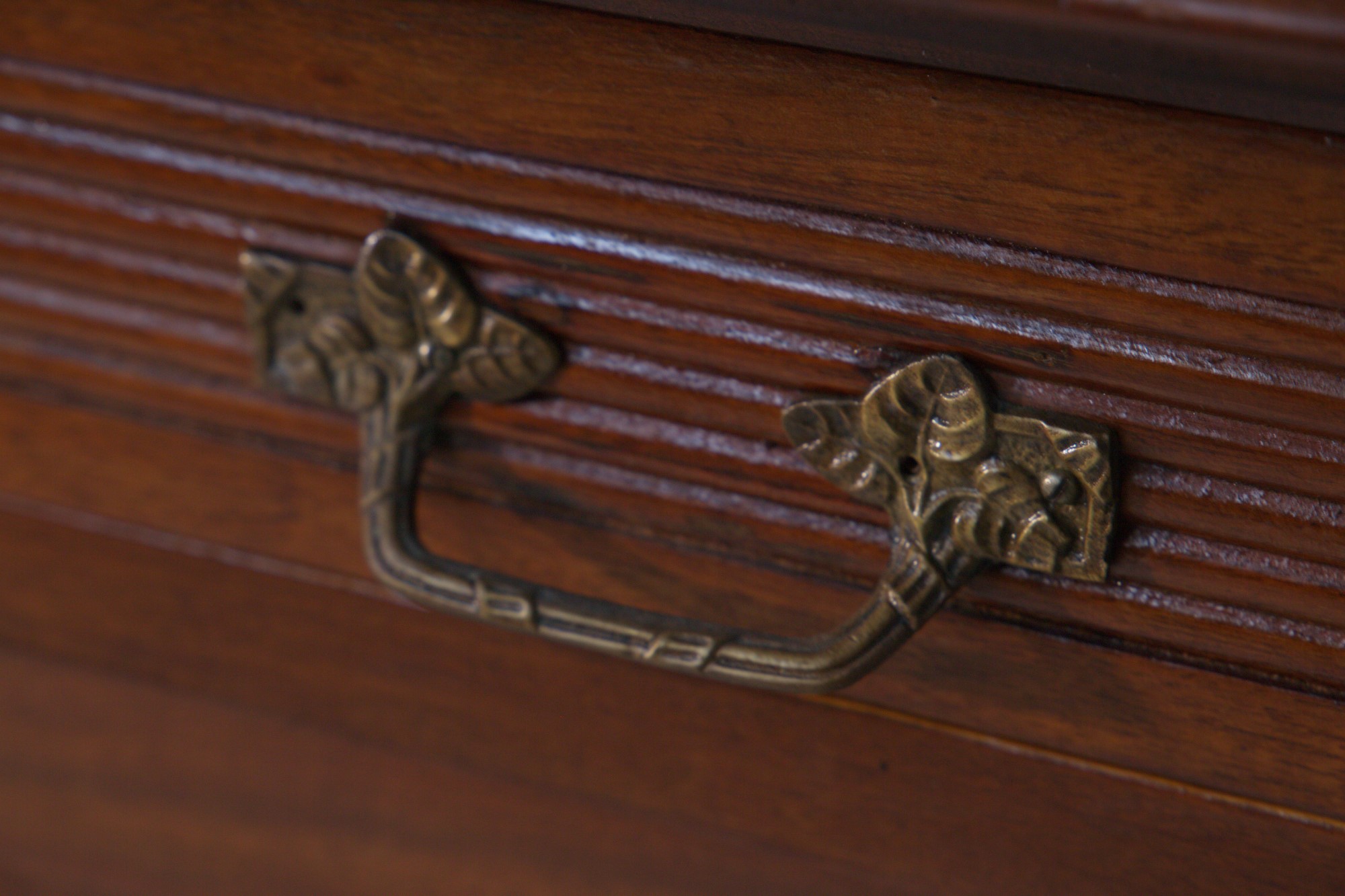 Manifattura Italiana - Credenza alta in stile Art Nouveau, legno, vetro e ottone