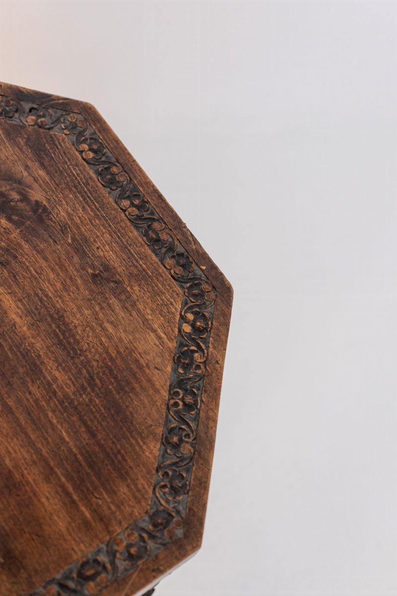 Mobiletto Basso Italiano in Legno di Noce Intarsiato