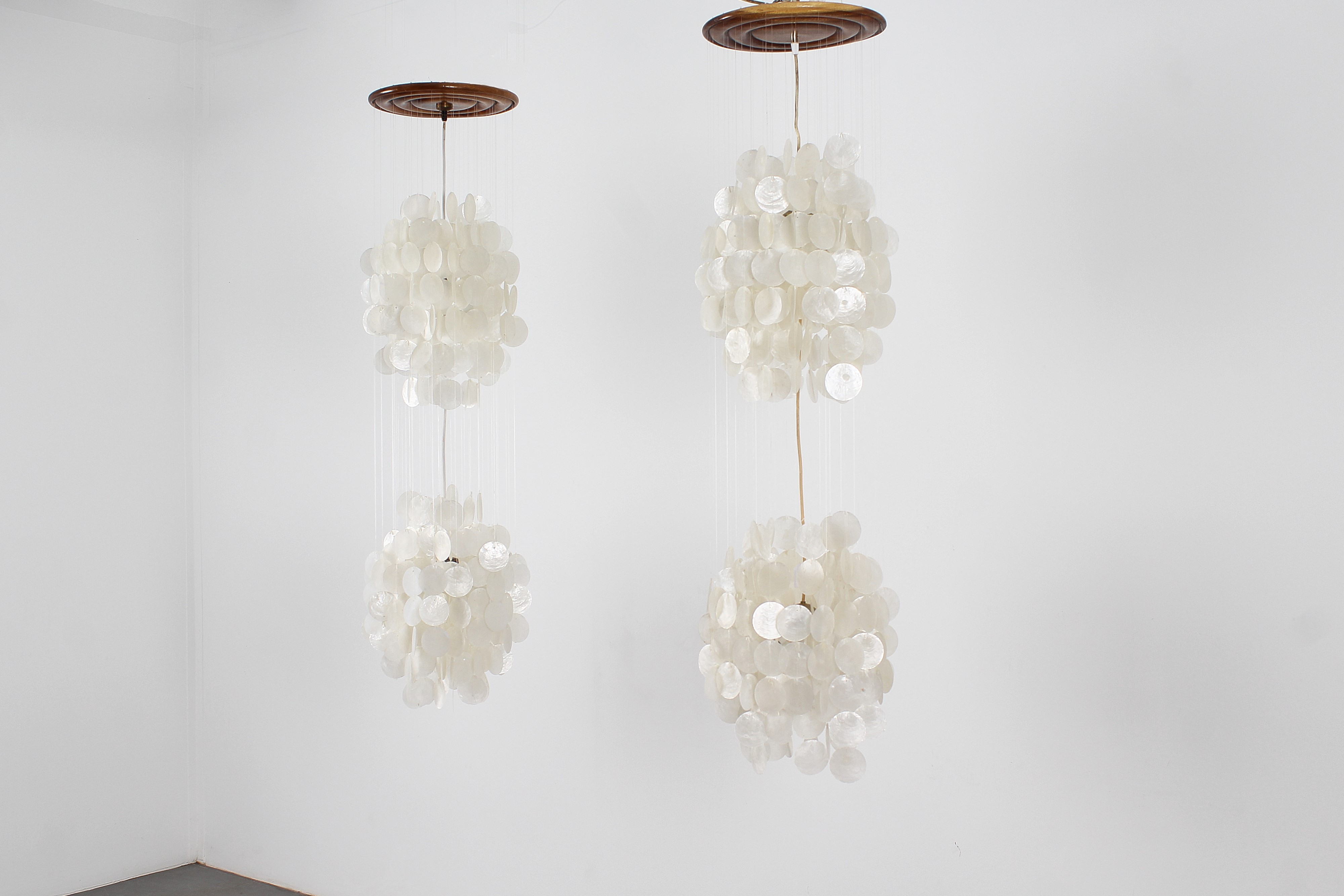 Coppia di lampade a sospensione nello stile di Verner Panton