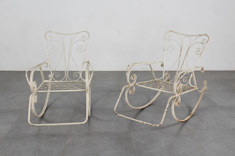Gio Ponti - Coppia di sedie a dondolo in ferro battuto verniciato bianco