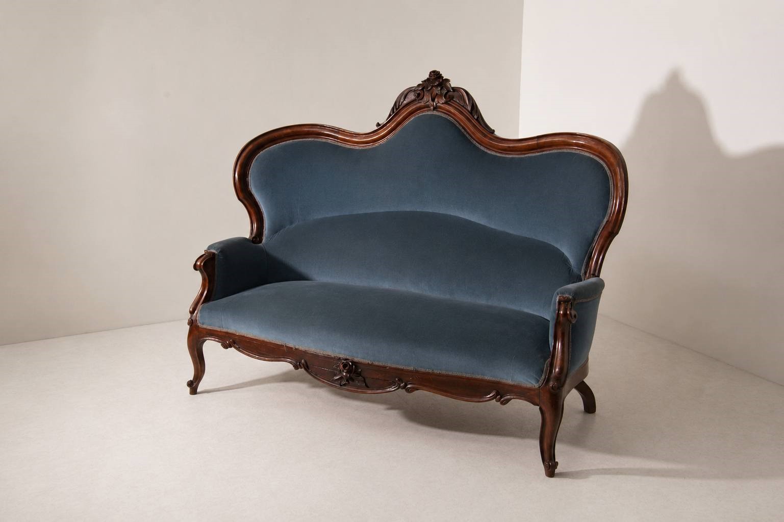Manifattura Italiana - Divano in velluto blu in stile Luigi Filippo (inizio XX secolo)