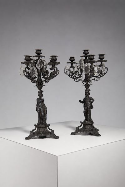 Coppia di candelabri in bronzo e vetro