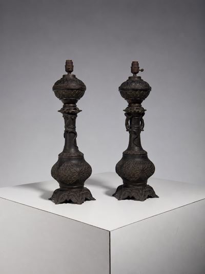 Coppia di lampade su supporto in bronzo