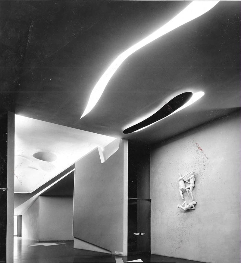 Lucio Fontana - Concetto Spaziale - Decorazione soffitto ingresso IX Triennale di Milano