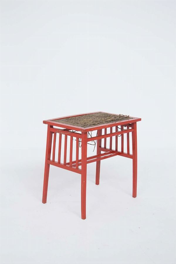 Tavolino in legno nello stile di Ettore Sottsass