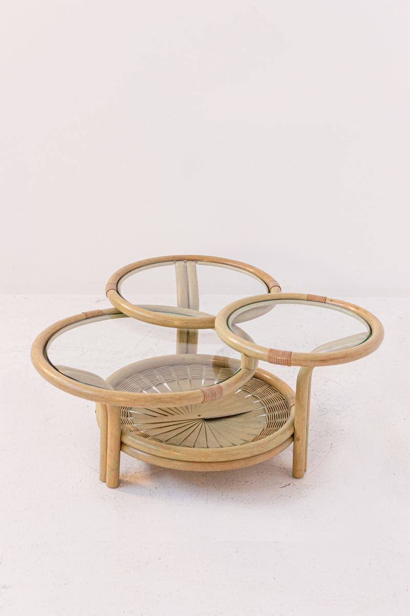 Tavolino Italiano in Rattan e Vetro con Tre Alzate