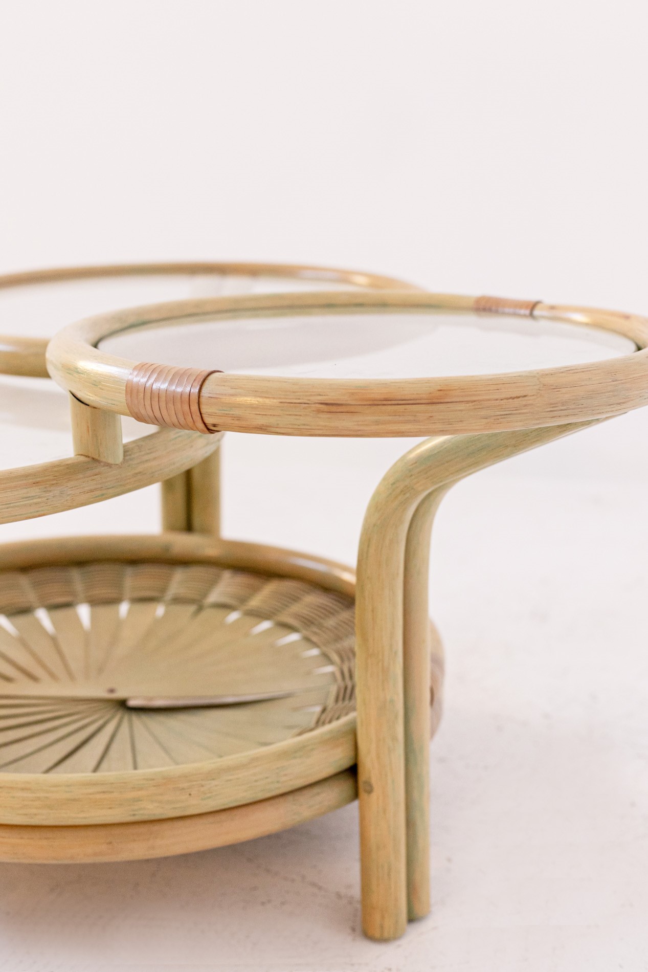 Tavolino Italiano in Rattan e Vetro con Tre Alzate