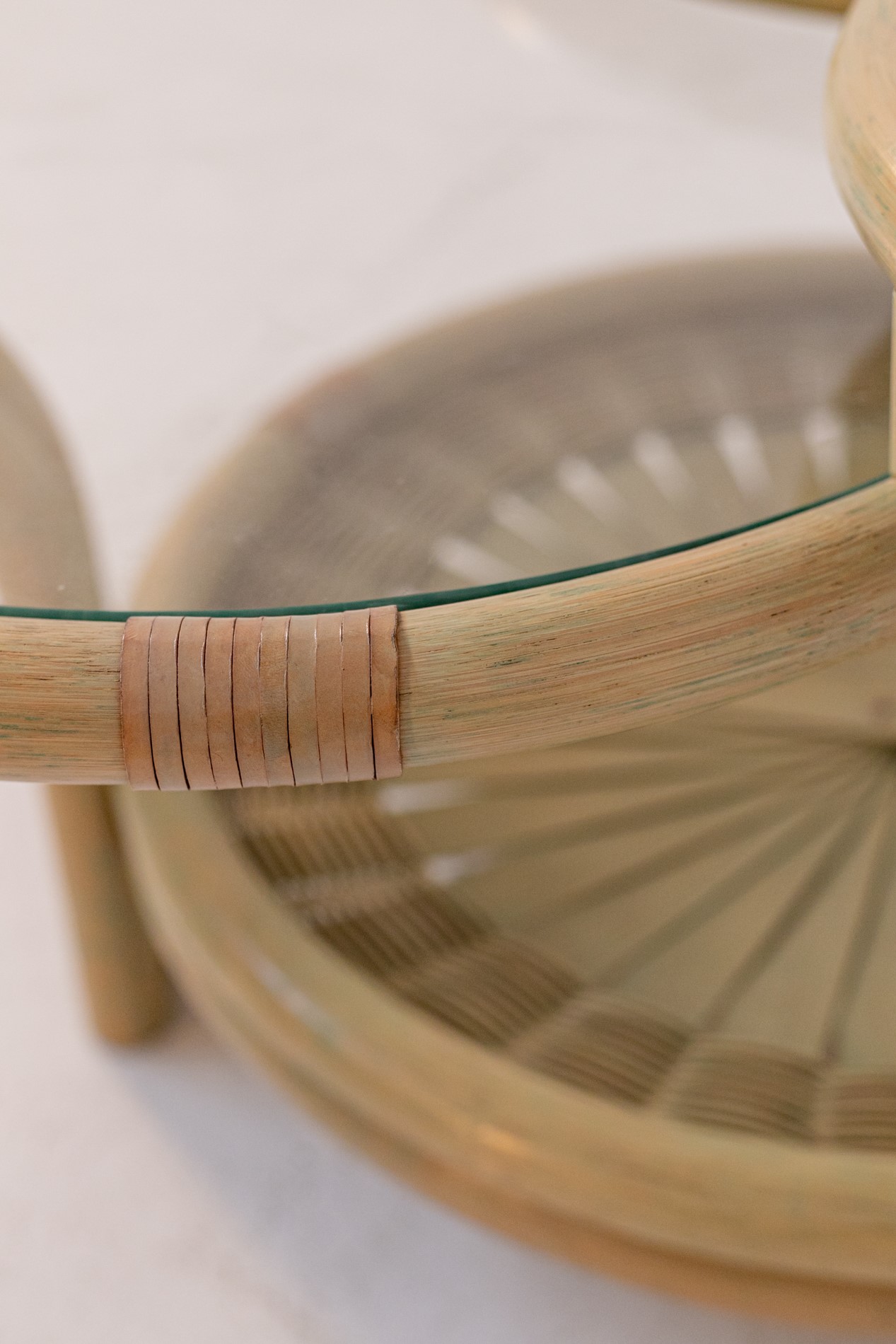Tavolino Italiano in Rattan e Vetro con Tre Alzate