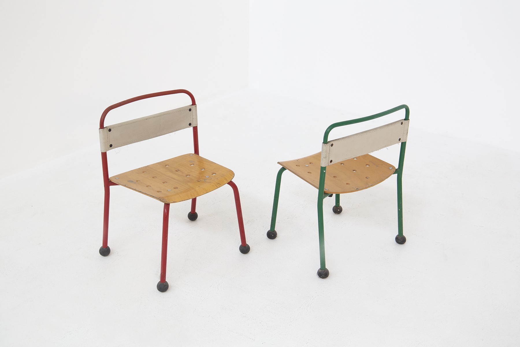 Set di nove sedie francesi per bambini in alluminio e legno