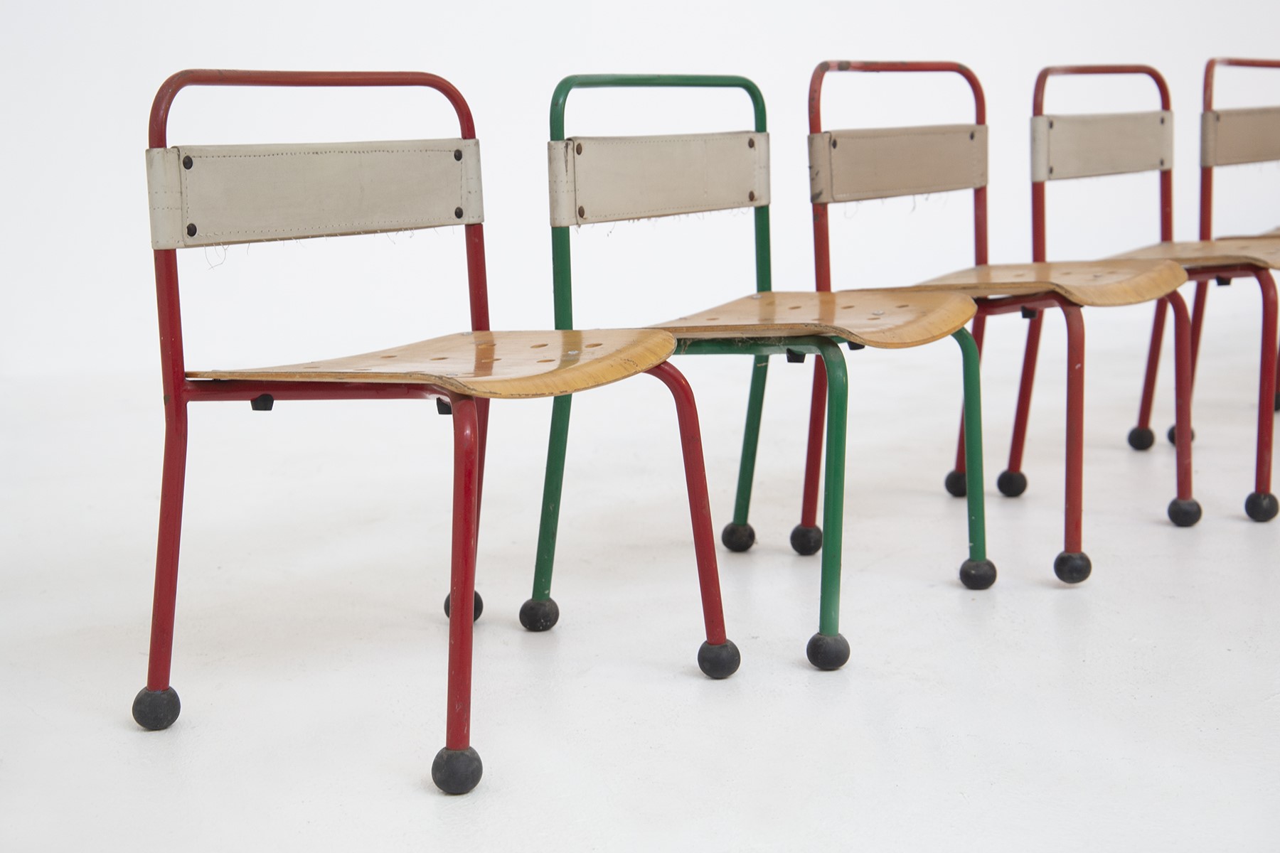 Set di nove sedie francesi per bambini in alluminio e legno