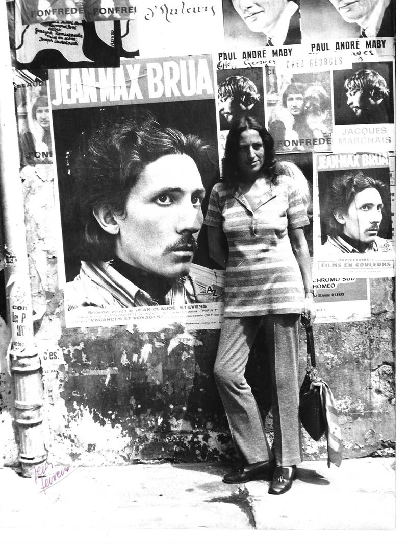 Jean Ferrero - Ritratto di Milena Milani davanti ai manifesti di Avignone