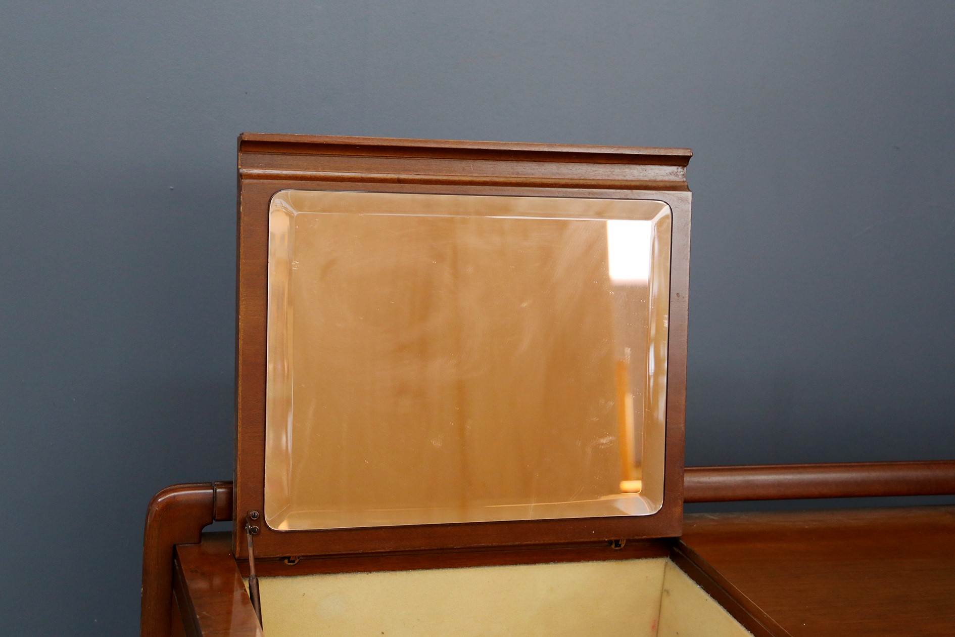 Cassettiera italiana in noce e specchio rosa