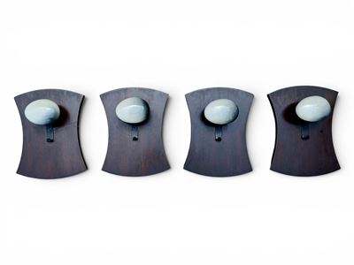 Quattro appendiabiti in legno curvato con pomoli in ceramica smaltata