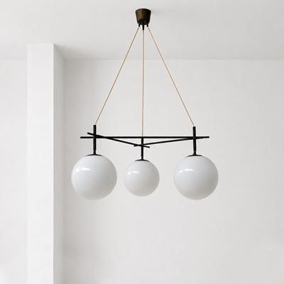 Lampadario, struttura in metallo e giunture in ottone a tre luci (anni Cinquanta-Sessanta, Stile ...