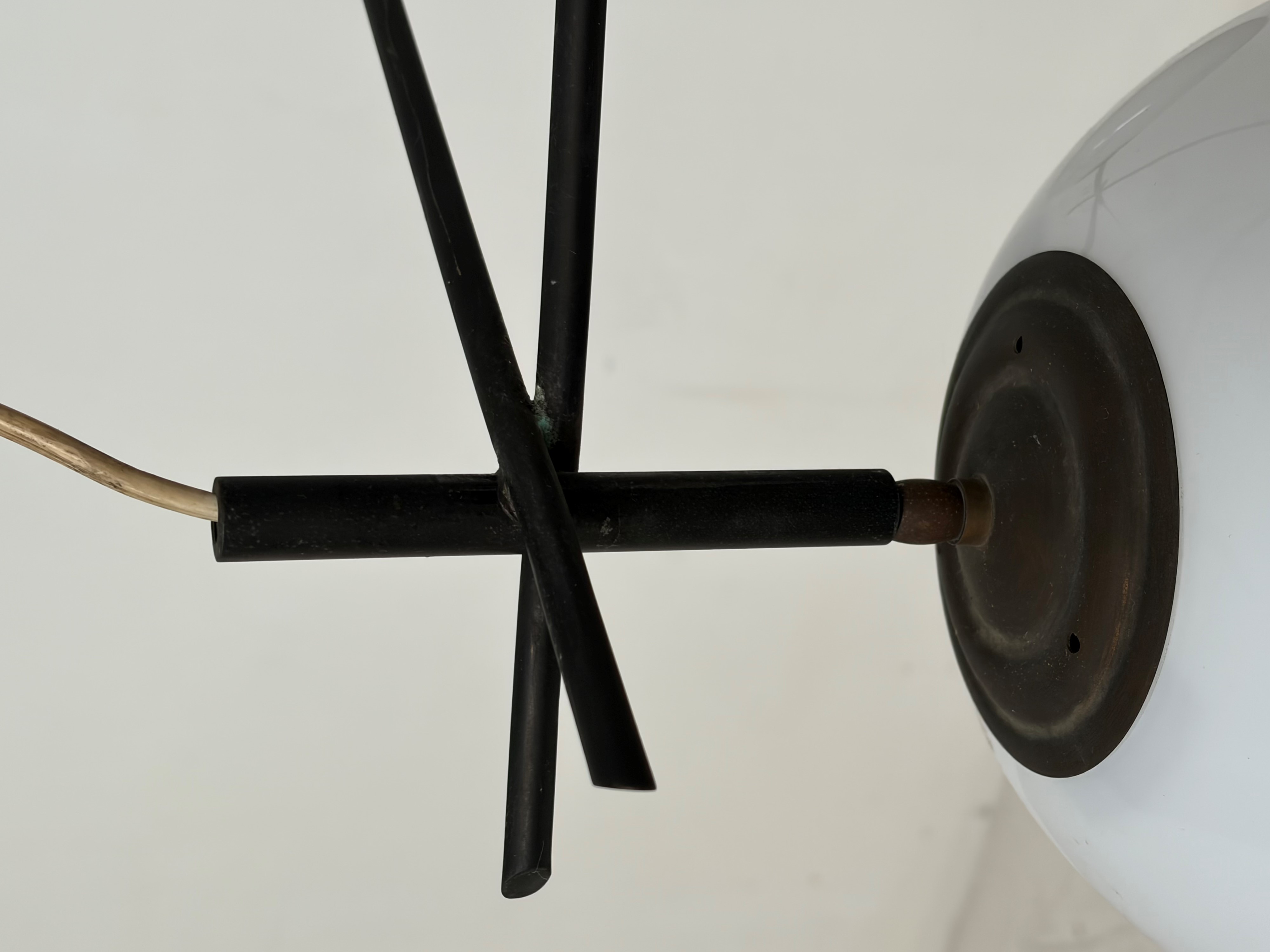 Lampadario, struttura in metallo e giunture in ottone a tre luci (anni Cinquanta-Sessanta, Stile ...
