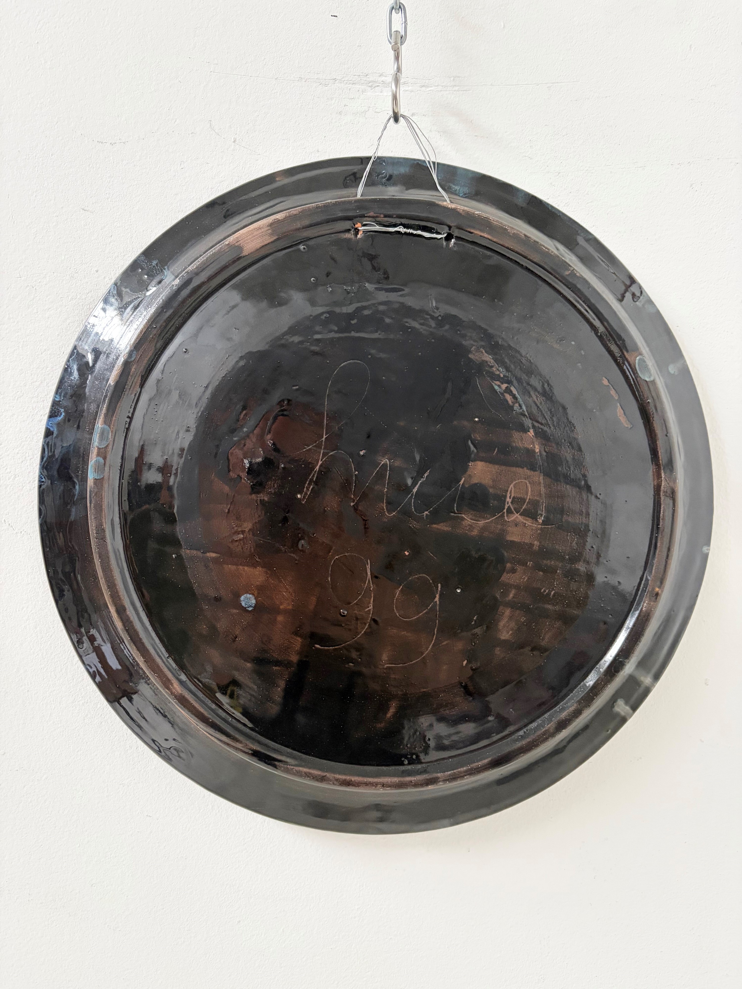 Manifattura Italiana - Piatto in ceramica con smalti policromi stratificati e decorazioni astratt...