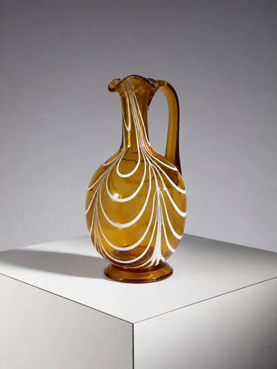 Caraffa in vetro ambrato in stile Nailsea con decorazione a spirale bianca
