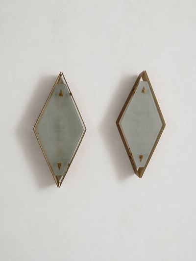 Applique da muro, struttura in ottone e vetro satinato (Stilnovo, anni 1960)