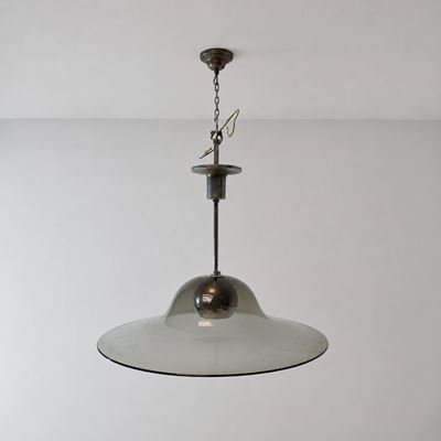 Lampadario in vetro grigio con sfera in metallo