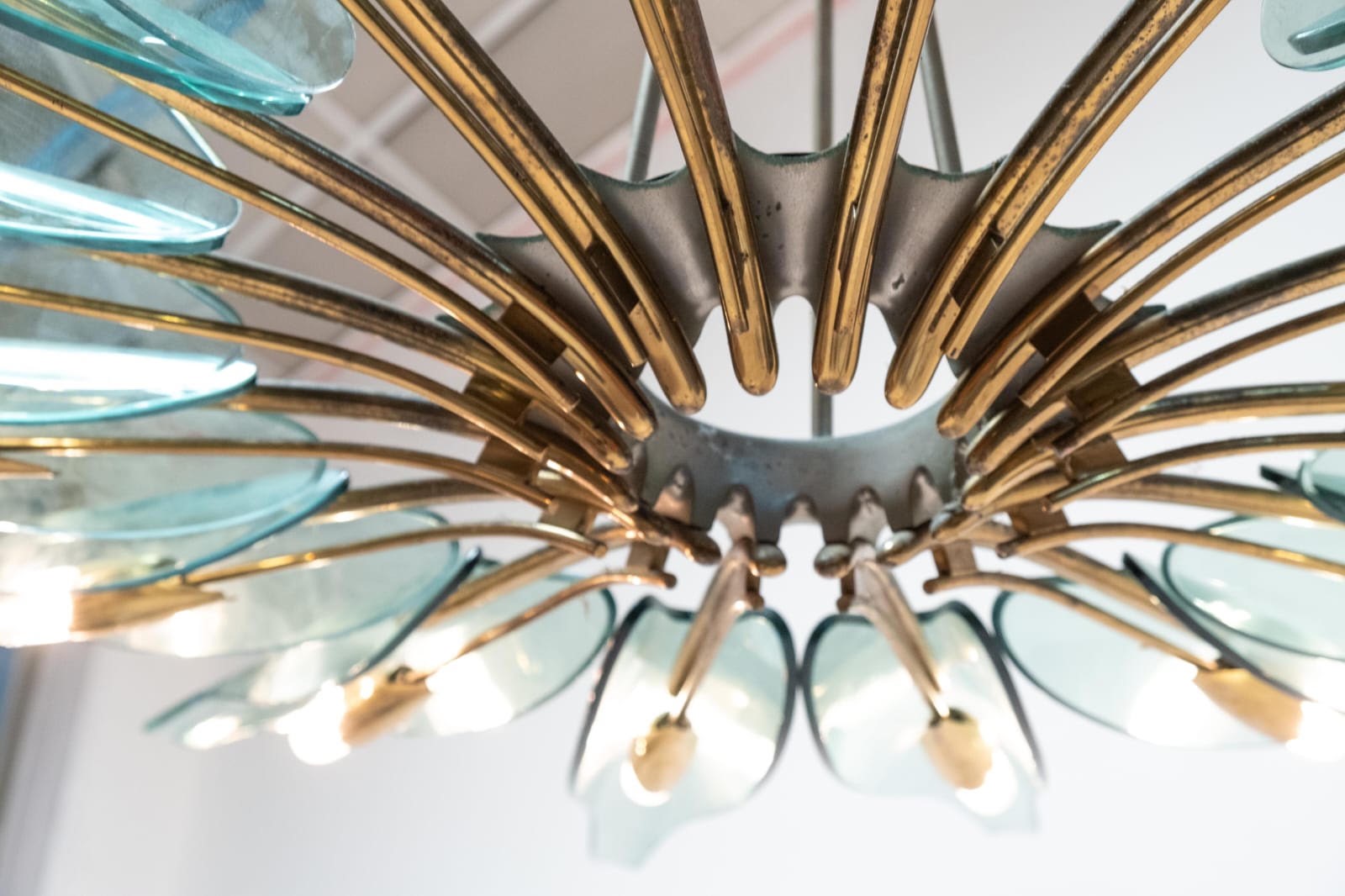 Max Ingrand - Lampadario Fontana Arte (modello Dhalia), ottone e vetro