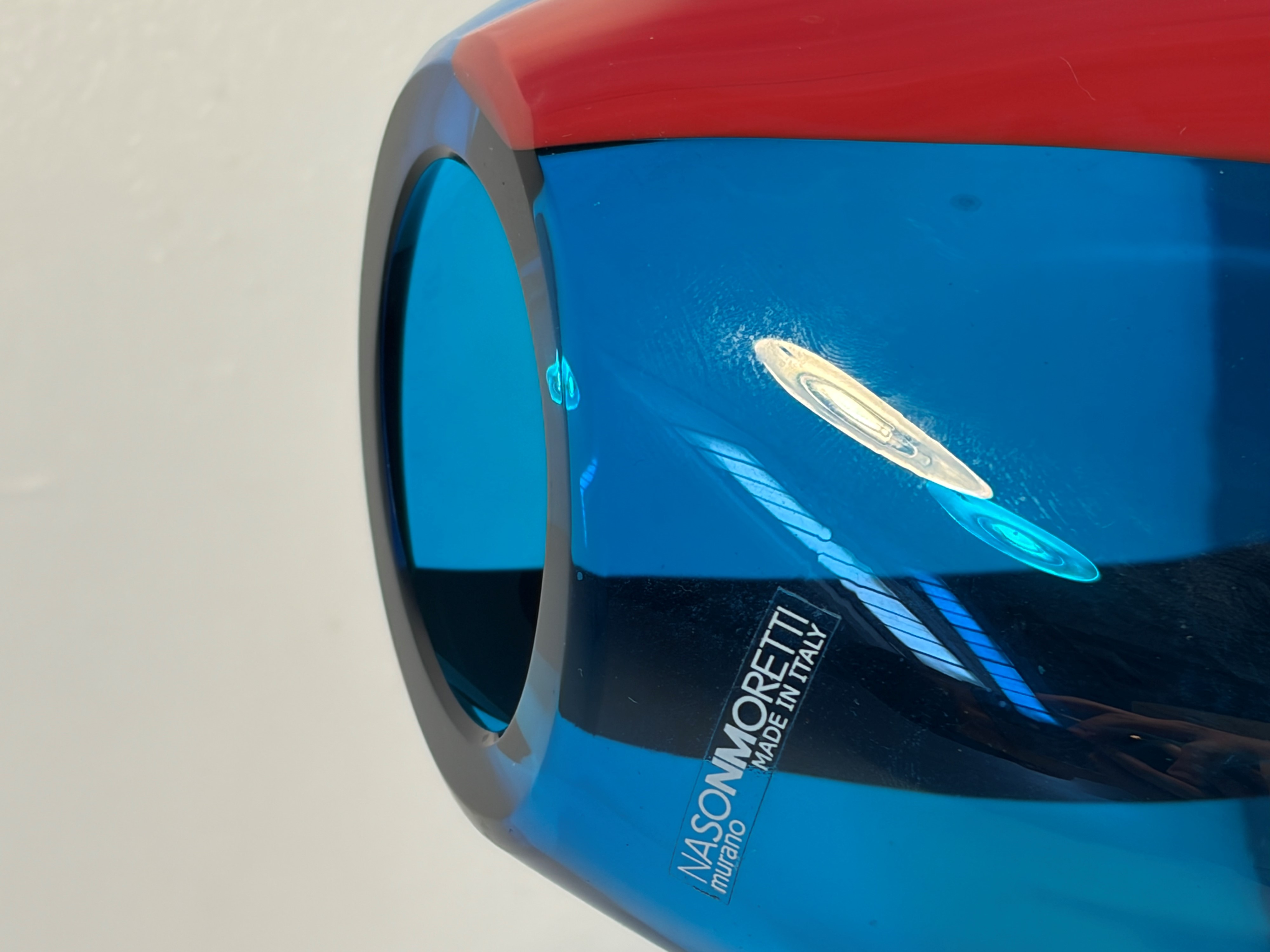 Carlo Nason, Carlo Moretti - Vaso in vetro di Murano blu e rosso con etichetta