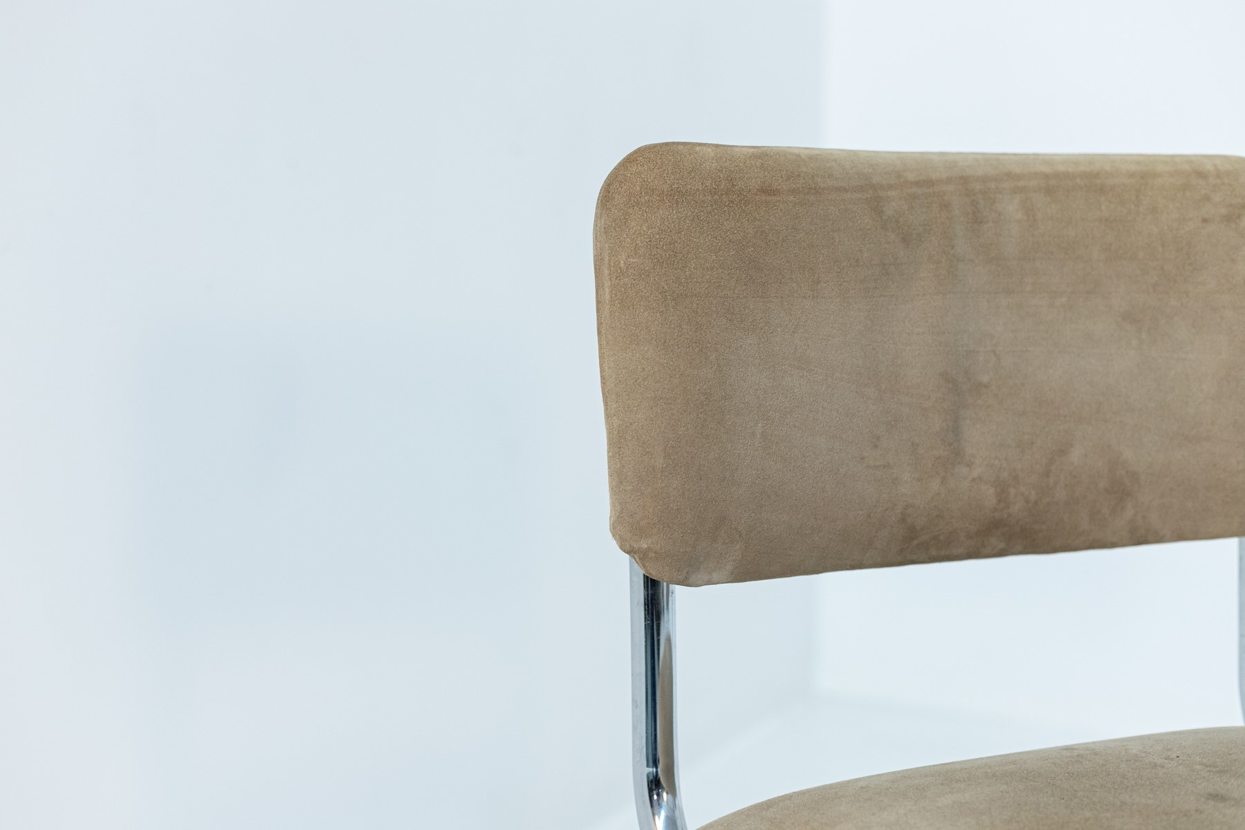 Set di quattro Sedie Italiane in Acciaio e Velluto beige