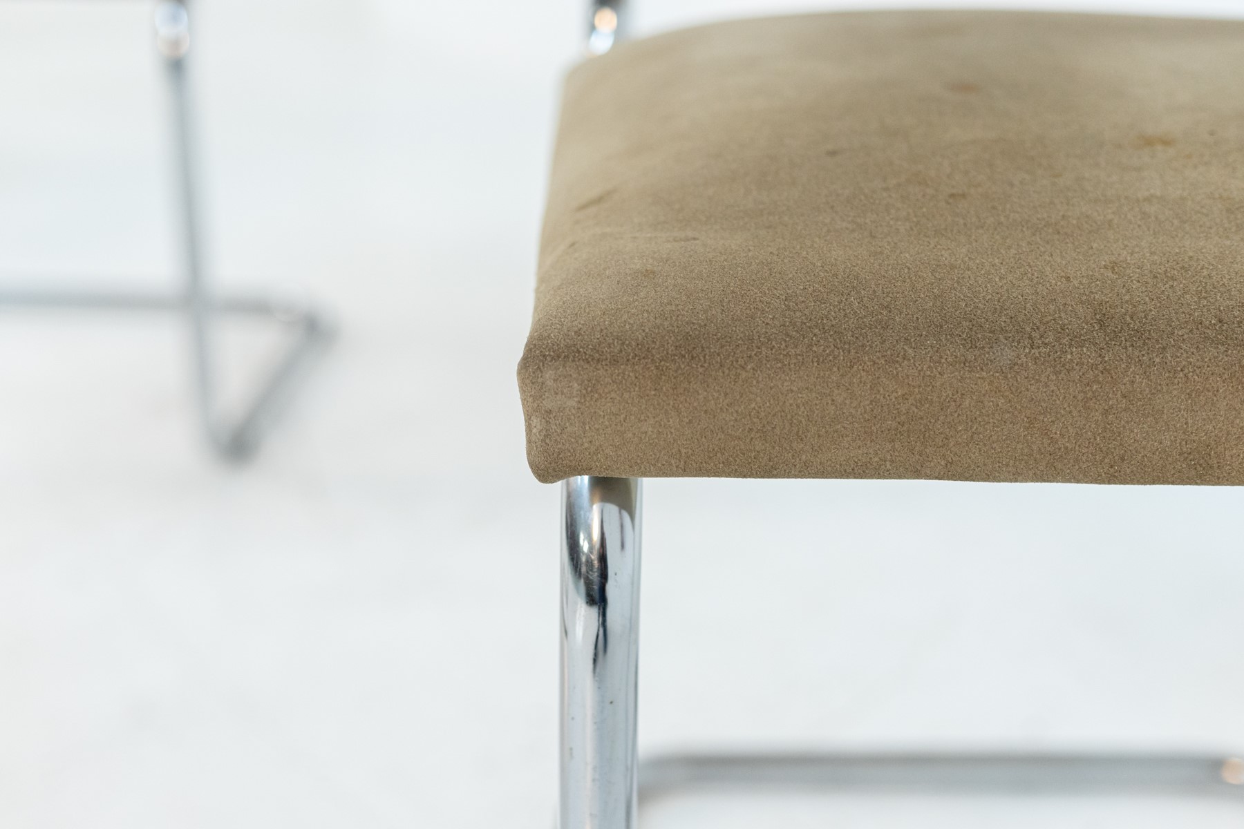 Set di quattro Sedie Italiane in Acciaio e Velluto beige