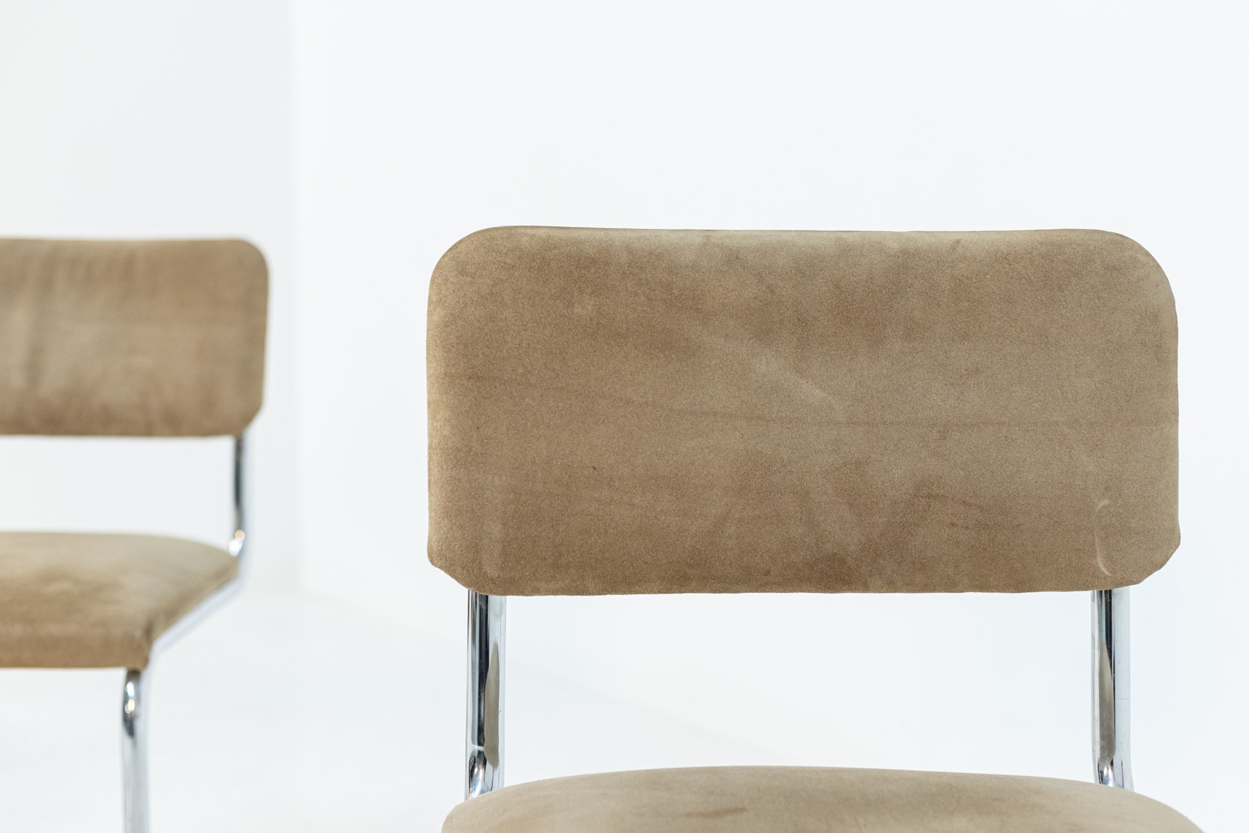 Set di quattro Sedie Italiane in Acciaio e Velluto beige