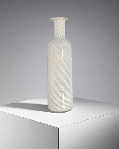 Vaso in vetro di Murano a forma di bottiglia con firma e etichetta, vetro a retorti (infiligrana)