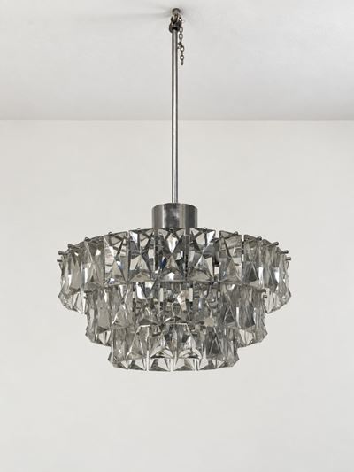 Lampadario in metallo e cristallo a prismi, anni ’70 circa