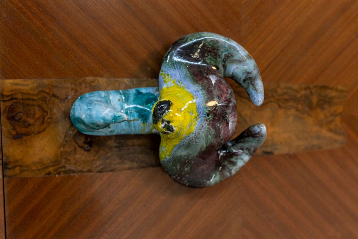 Credenza Italiana in Legni Pregiati e Maniglie in Ceramica
