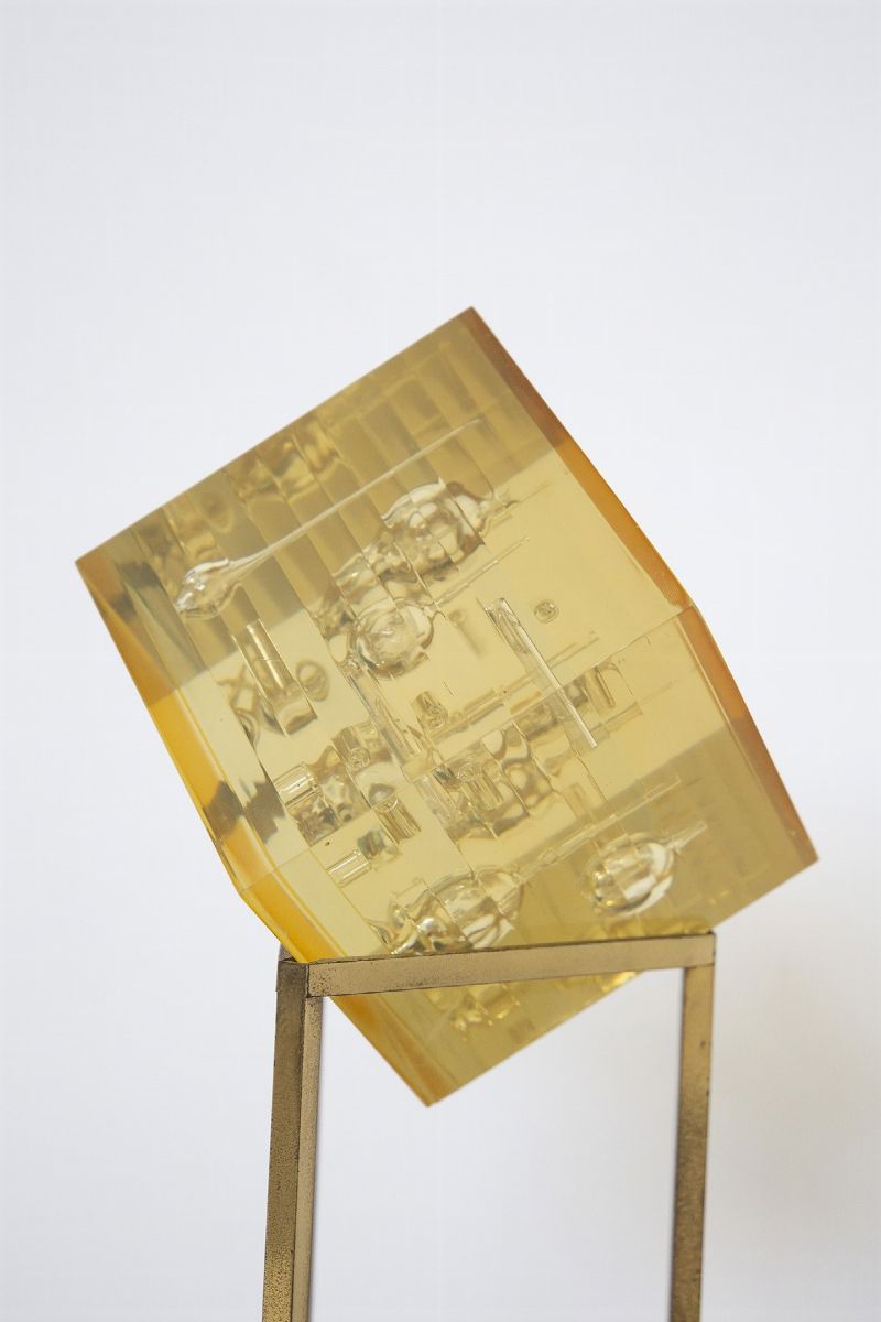Lampada Space Age Triangolare in Ottone con Cubo in Plexi