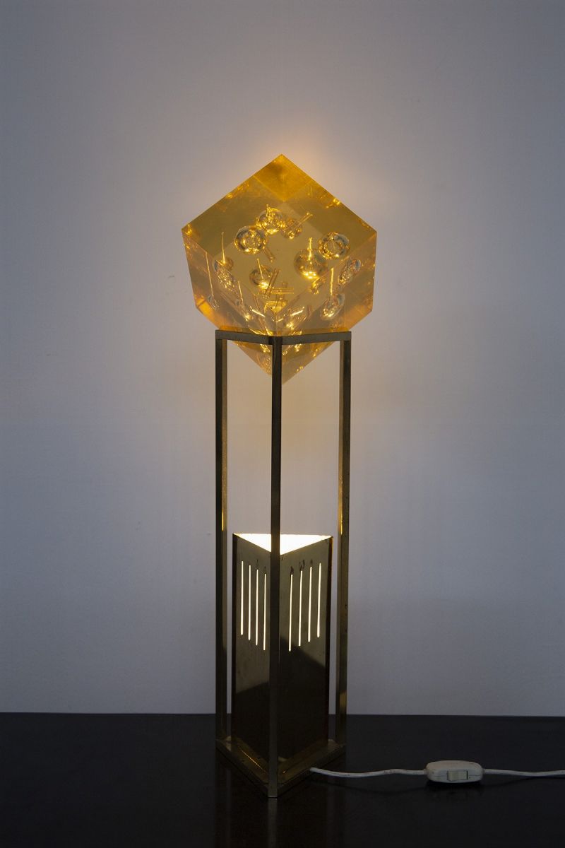 Lampada Space Age Triangolare in Ottone con Cubo in Plexi