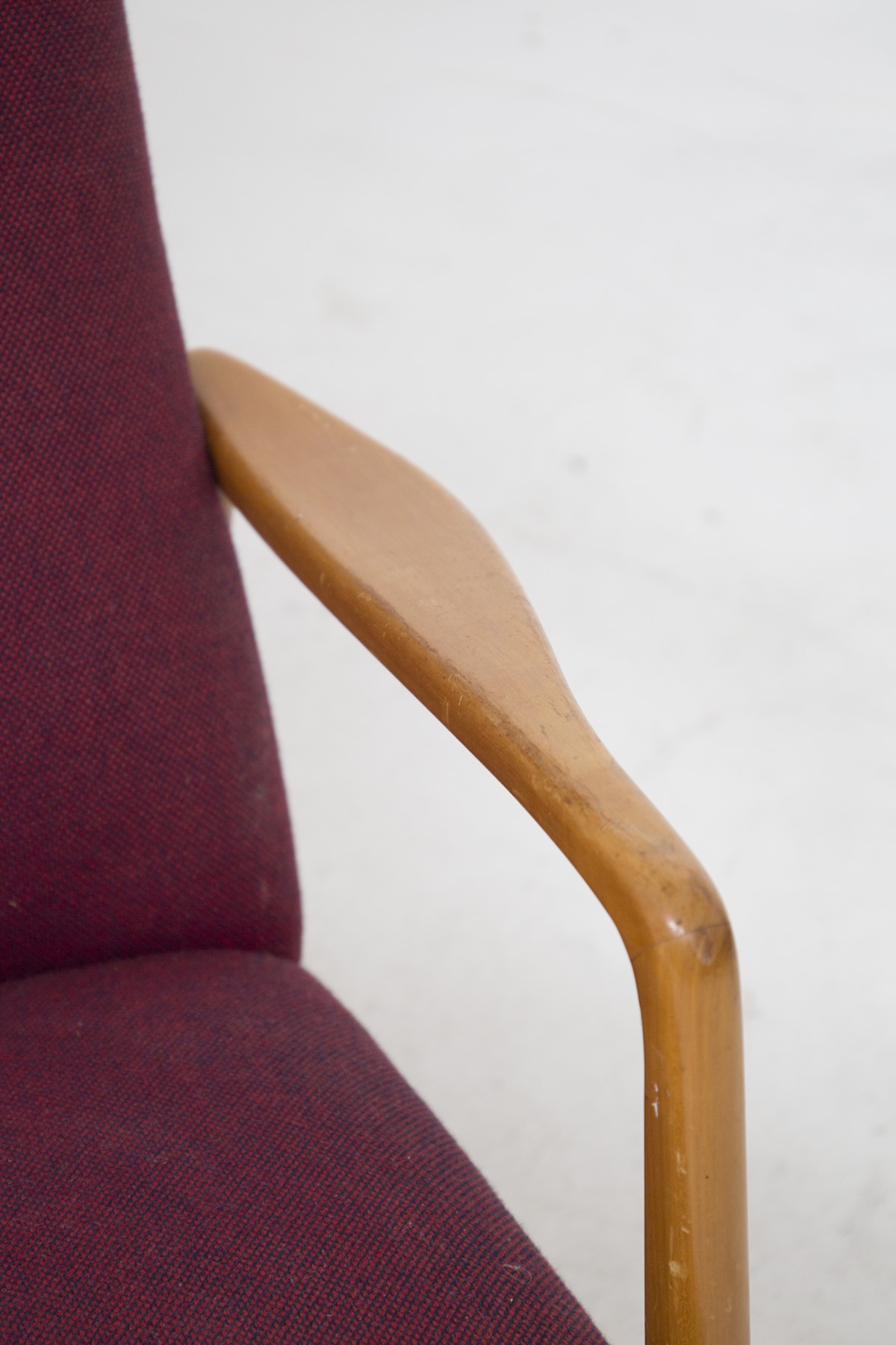 Elegante poltrona vintage in legno